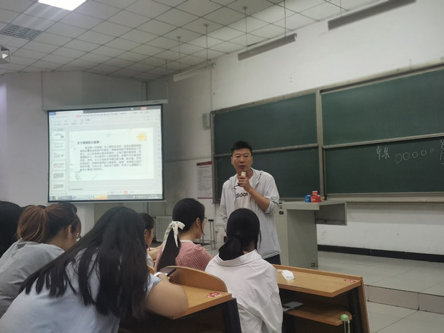 【辅导员说完满】感其深爱 恩以待人——淬炼商学院2018级“辅导员说完满”专题活动