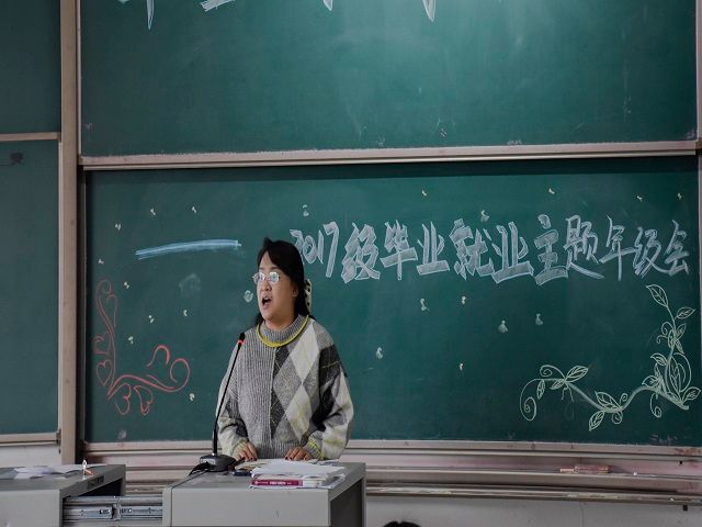 【辅导员说完满】繁华落尽 未来可期——食品与环境学院2017级主题年级会