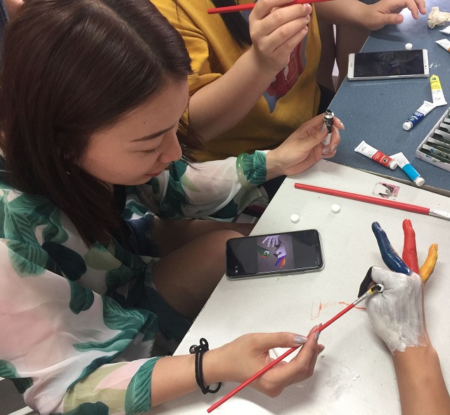 【完满班级】“写”意青春 彩笔“生”花——艺术传媒学院环设1602、1604班举办“指尖的艺术 跃动的色彩“手指绘画活动
