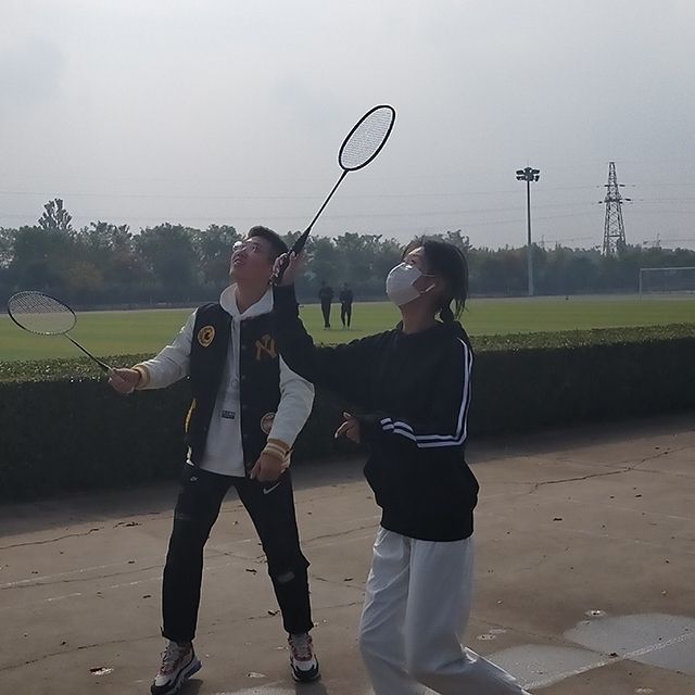 【完满班级】斗丽争妍 漫天飞羽——艺术传媒学院环设1902班举办趣味羽毛球活动