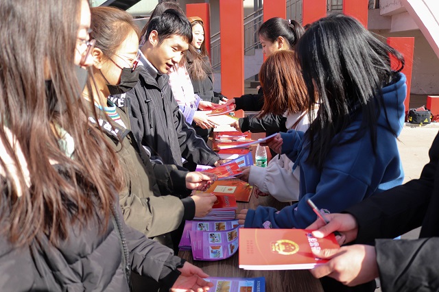 【1＋1＞2】聚焦第五个国家宪法日 展开校园普法宣传活动