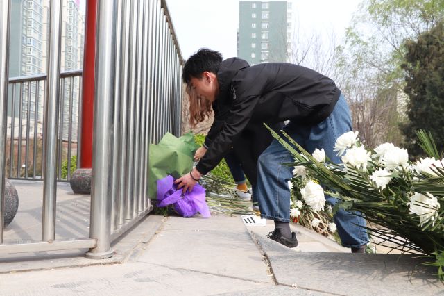 经济与管理学院开展“追忆革命历史丰碑 传承革命红色精神”范村烈士陵园祭扫活动