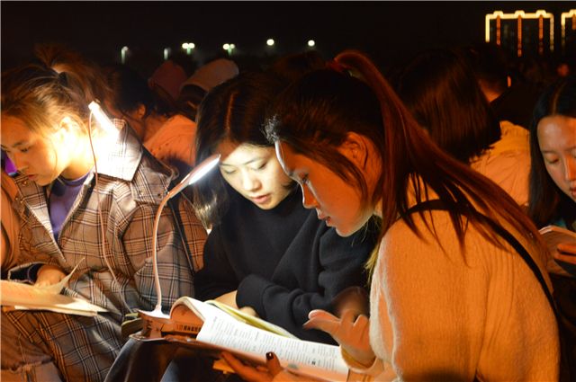 太行书院组织百名学子共跳广场舞 舞出青春新态度