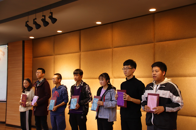 “牵梦诗华”中华诗词大会在多功能报告厅顺利举行