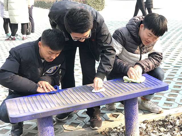 【完满班级】“益”味青春 爱暖校园——经济管理系经管1702班举办“爱的擦拭”完满班级活动