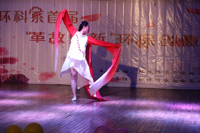 环科系首届“革故鼎新”环保创意服装秀