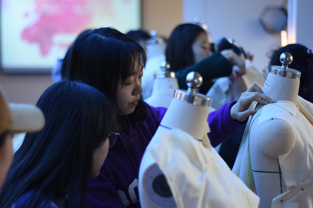 【完满班级】服装立裁 感受设计——艺术传媒学院服装1601班举办服装立裁体验活动