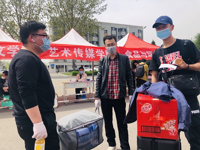 学工系统为首批毕业年级学子“回家”保驾护航