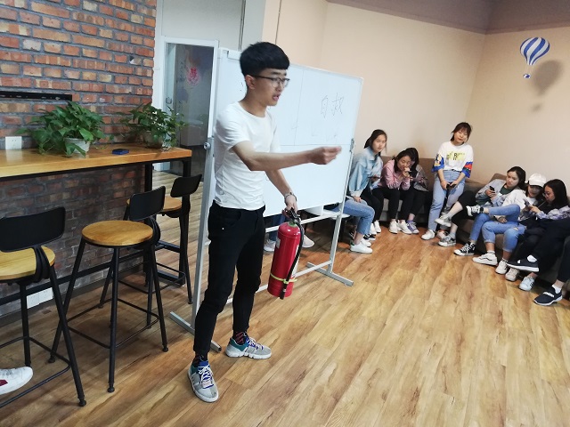 【完满班级】共筑消防墙 平安你我他——数据1801班“关注消防 护我家园”知识学习活动