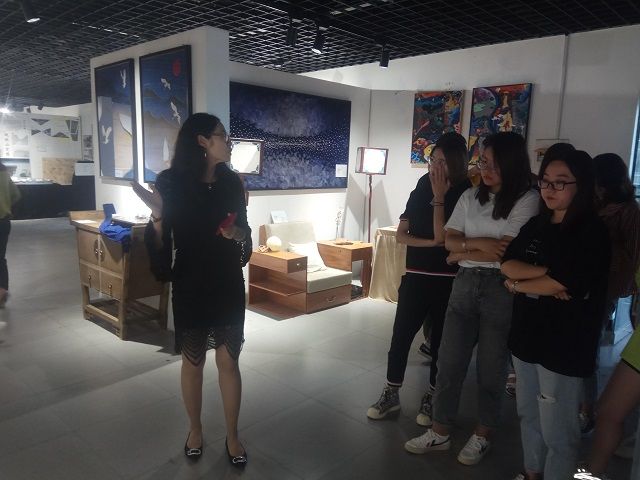 【完满班级】色彩与艺术的融合——艺术传媒学院环设1603班举办“参观毕业展厅作品”完满班级活动