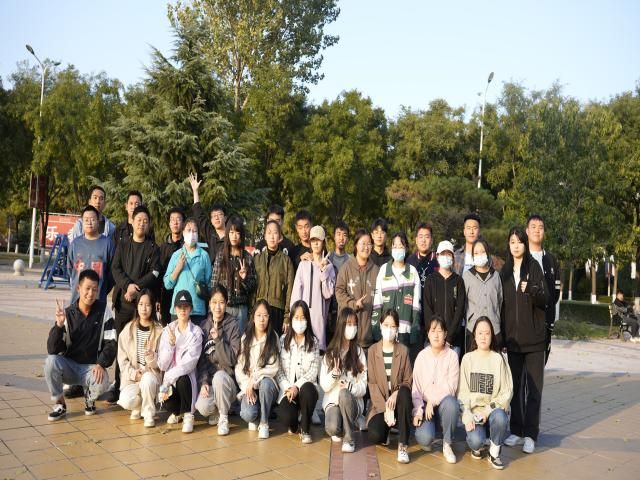 【完满班级】校园赏秋景 学子留倩影——食品与环境学院园林2203班完满班级活动