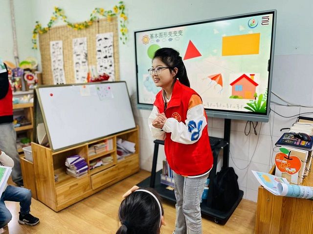 春日暖童心 小教师护成长——艺术传媒学院“七彩故事会”儿童成长关爱行动