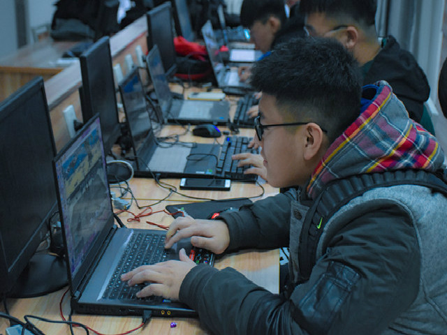 交锋网络文化 燃烧虚拟绿茵——“e路同行”科技文化蓝海行动计划之第二届“DXG”电子竞技非职业联赛