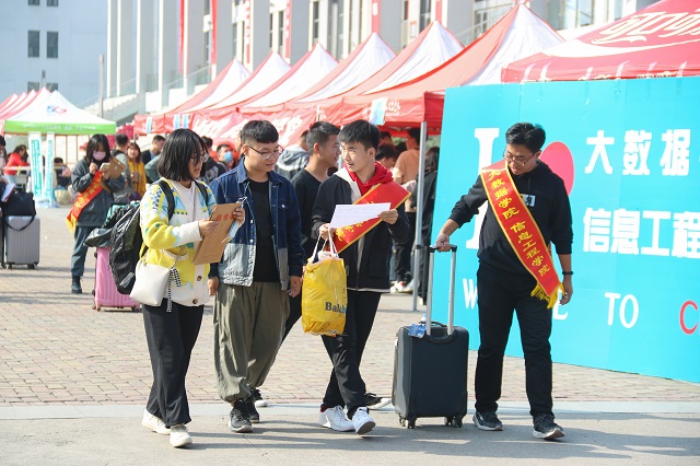 前行第181期：迎新志愿者为新生入学温情护航