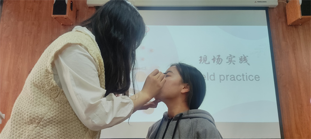 芳华春意浓 赴沁润邂逅——商务英语学院“携手靓丽 妆点佳人”销售主场