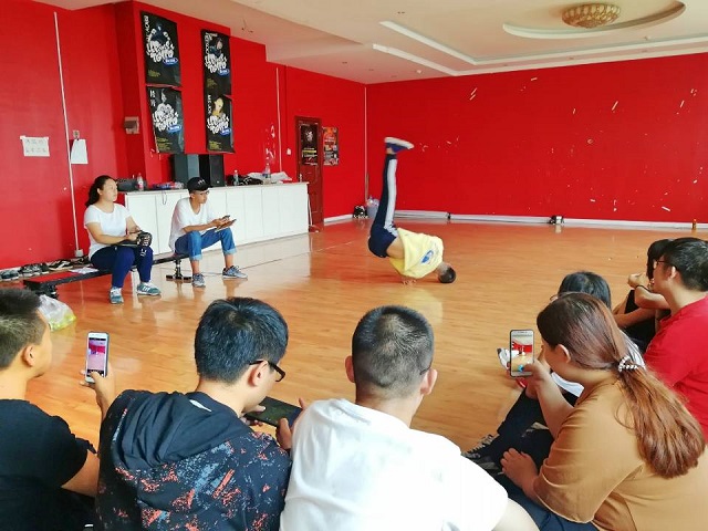 走进星启舞的feelstyle——园艺1601班举办完满班级嘻哈挑战赛