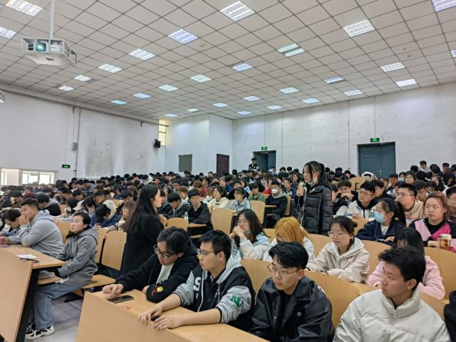 【辅导员说完满】摒弃交通陋习 安全礼貌出行——智能工程学院2022级辅导员说完满活动