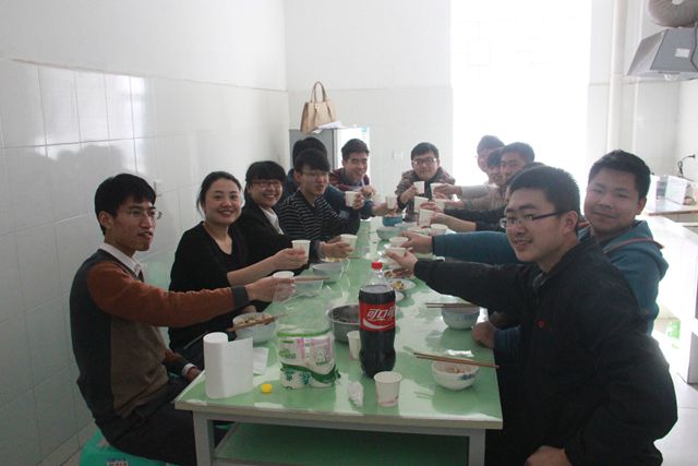 远景学院师生包饺子迎冬至