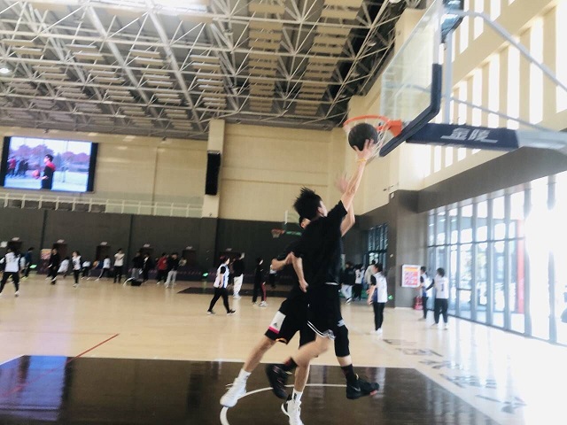 闪光的信院第262期:绿茵场上“篮”不住的闪光少年