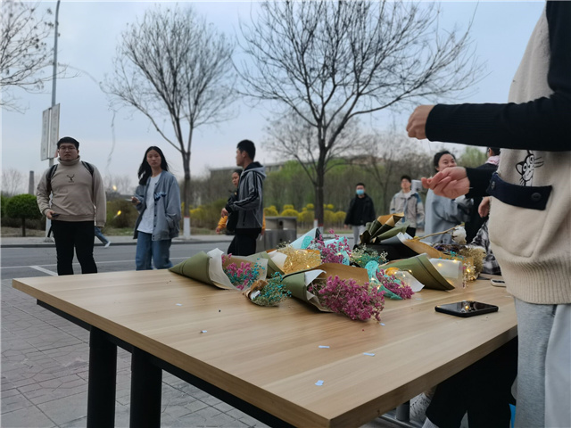 洒下爱心 阳光圆梦——记远景青年志愿者协会义务“益”卖活动成功举办