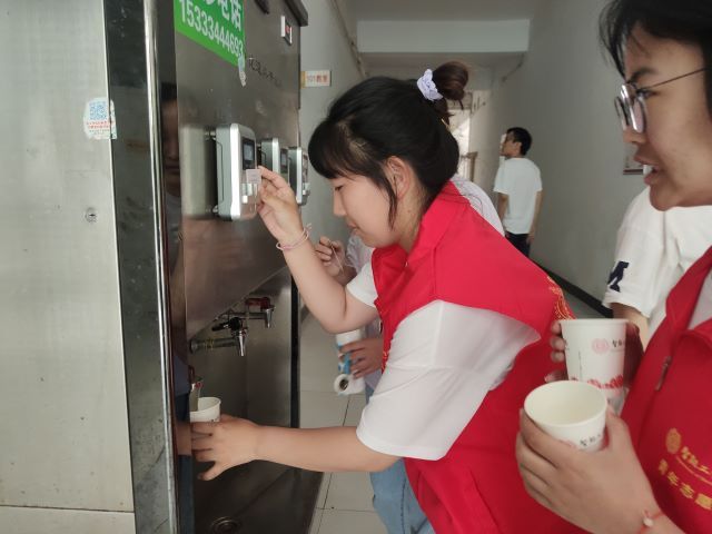 共情陪伴 为爱同行——智能工程学院服务队助力毕业生答辩