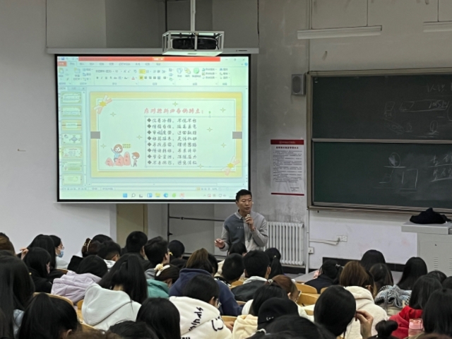 【辅导员说完满】在跌倒时坚强 在挫折中成长——淬炼·国际商学院2022级“辅导员说完满”专题活动