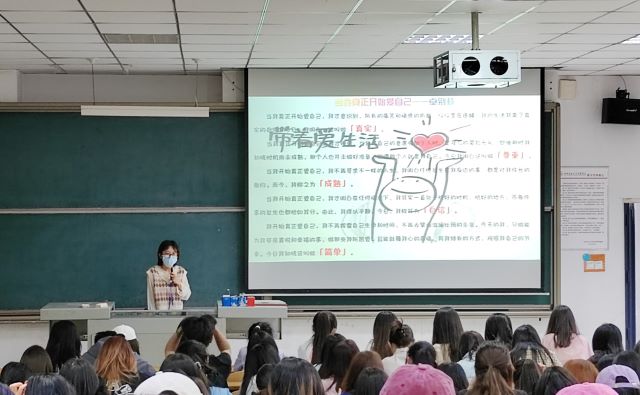 坚定学生成长步伐 构建师生发展——商务英语学院五月辅导员说完满合集