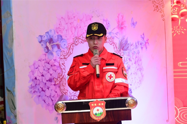 晋中红十字博爱应急救援队为信息学院智能工程学院分队授旗
