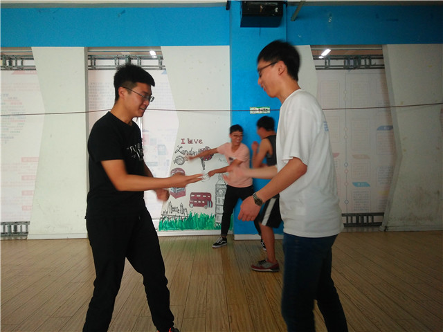 【完满班级】风雨同担当 比肩共完满——智能工程学院自动化1601班举办“同担当共完满 魅力多米诺”完满班级活动