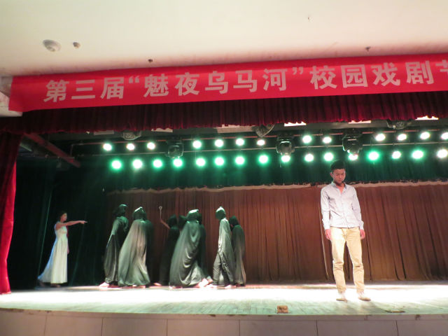 【戏剧节】一念之间的分岔路——我院大学生艺术团情景剧《路》引人深思