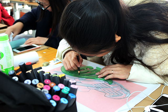 【完满班级】以梦为马 驿路风华——艺术传媒系2014级视觉、产品、服装专业举办流光“艺”彩手绘活动