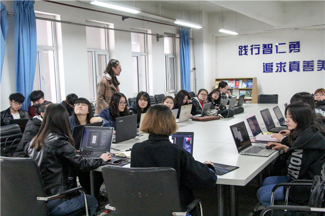 培育校媒精英 尽在传媒沙龙——第九期“创客视界·传媒沙龙”技术培训会成功举办