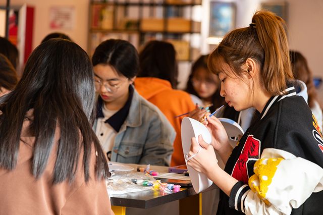 【1+1>2】艺家人携手远景学子共绘“一人千面”“艺承非遗魅力 共展远景风采”——成长讲堂系列活动第三十七期