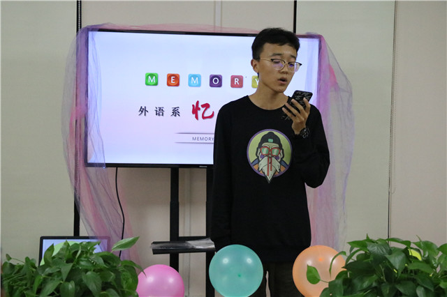 无数光芒汇聚记忆碎片——《忆》——外语系开展《忆》书发布会