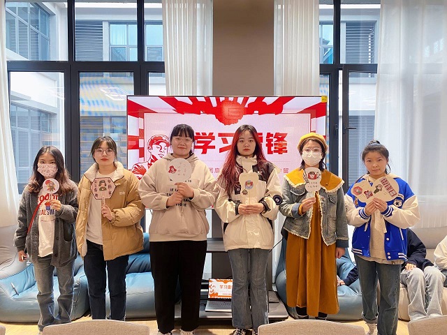 【完满团支部】雷锋团扇手中做 奉献精神心中留——商务英语学院英语2004班完满团支部活动