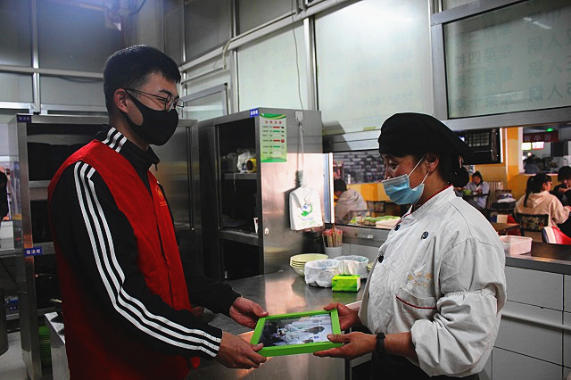 淬炼校媒人爱心摄影送温暖 记录平凡岗位上的坚守