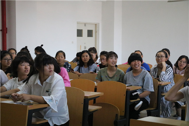 吾以诗之名 承中华之美——外语系举办首届“诗魁争霸赛”
