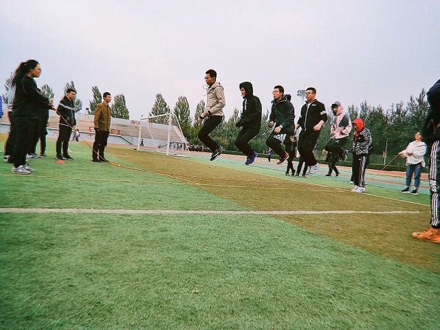 【完满班级】跳跃的步伐 彰显青春活力——信息工程学院网工1802班举办“团结一心,共创青春”青春跳大绳活动