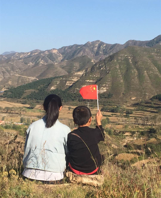 一抹中国红燃遍祖国大地——淬炼商学院举办2014-2017级基层班级国庆专题活动