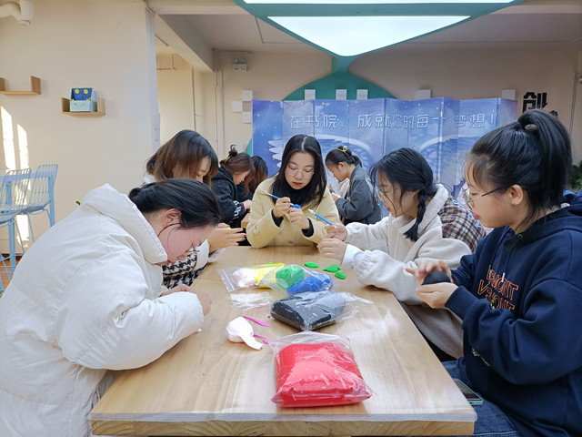 【完满班级】笔舞青春 艺术点缀人生——淬炼·国际商学院行管2002班完满班级活动