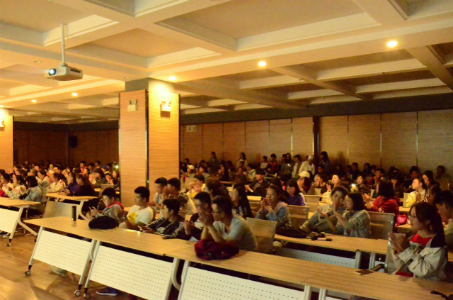 托起太阳的人—— “迟到的教师节”师生情谊初体验