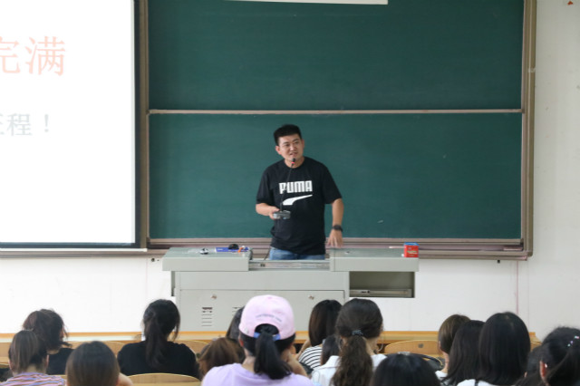 【辅导员说完满】疾风知劲草 智者必博知——2016级辅导员说完满