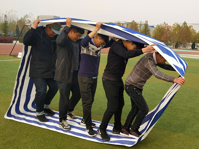 【完满班级】激情昂扬的新生活——艺术传媒学院18级环设1805班举办“最美青春 趣味运动会”指压板跳绳趣味运动会