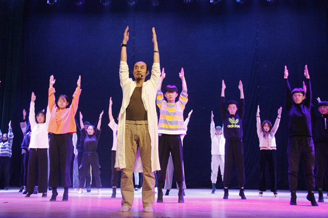 当代舞蹈家滕爱民做客“乌马河艺术嘉年华” 与信院学子共话舞蹈与审美