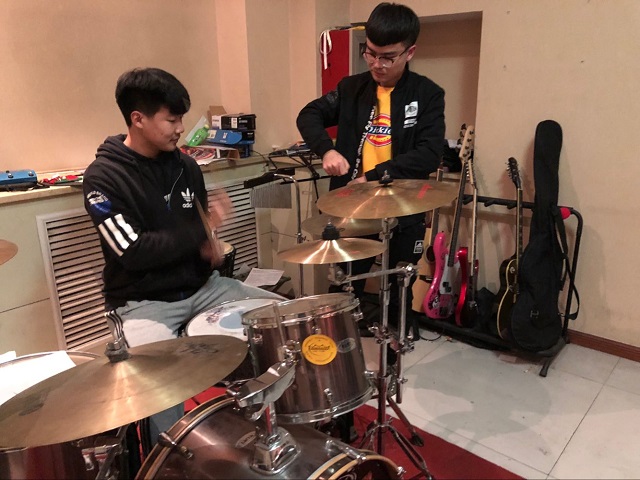 【完满班级】弹敲时尚乐器 畅享铿锵摇滚——大数据学院、信息工程学院软件1704班举办完满班级活动