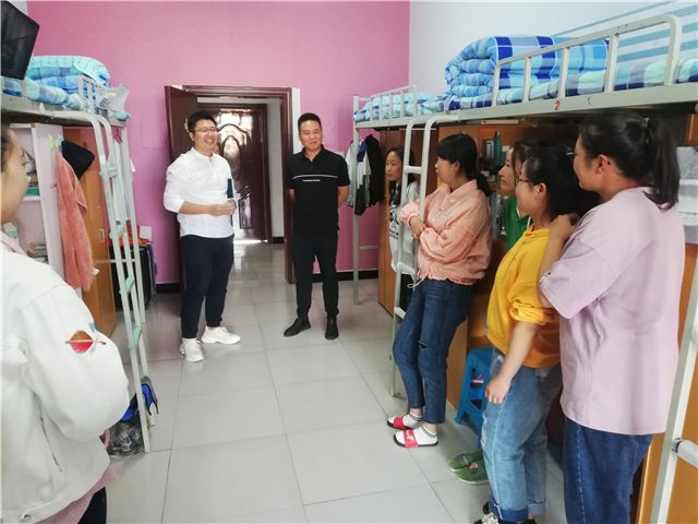 心系学生 情暖宿舍——食品与环境学院辅导员进宿舍