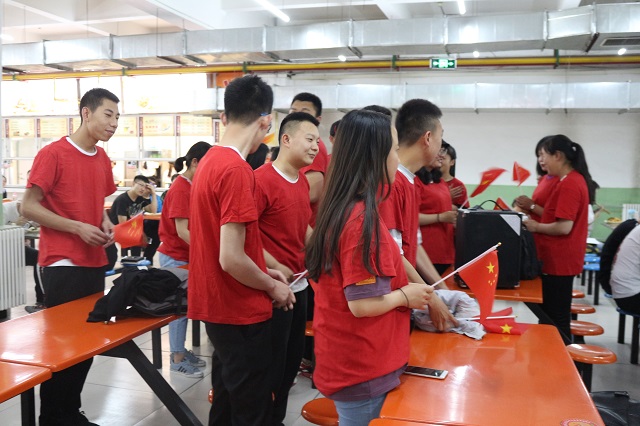 “红歌”与“艺术”碰撞 快闪唱响“红色”经典——食品与环境学院联合五四运动“快闪歌唱五四”活动