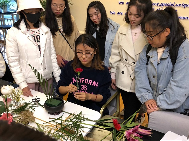 浓浓花香漫高境 重阳攒花感亲恩——花艺协会“感恩重阳 谈花赏菊”活动成功举办