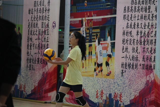 球场上的展翅雏鹰 球场下的灵动少女:女排新星•王琼——经济与管理学院优秀球员采访特辑