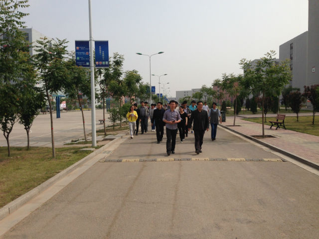 卓越教育委员会组织相关师生实地考察校内活动场地资源